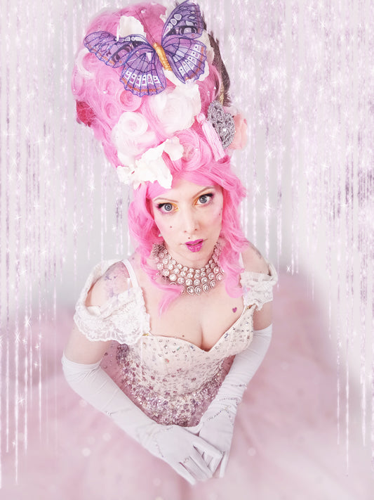Burlesque perfomer with huge wig